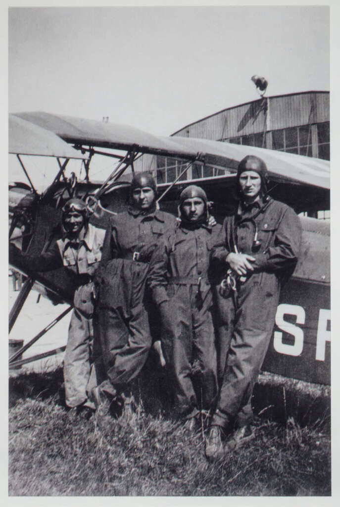 Na tym zdjęciu Bronek stoi jako pierwszy z prawej.