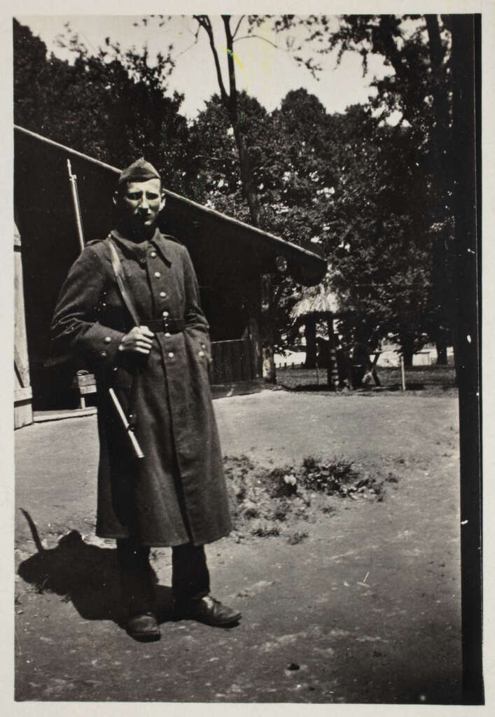 Bronek na warcie na obozie w Ustianowej